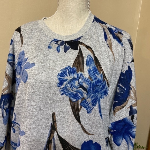 𝅺zyia Active Blue floral crop sweatshirt slouchy oversized small. - Picture 6 of 10